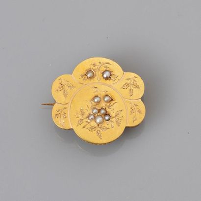 null Broche fleur en or jaune 750°/00 (18K) à décor guilloché, sertie de demi perles....
