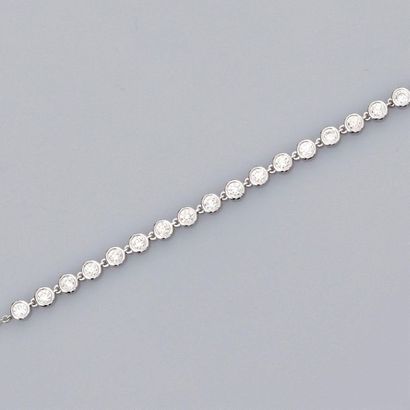 null Bracelet en or gris 750°/00 (18K), maille jaseron, orné de 17 diamants taille...