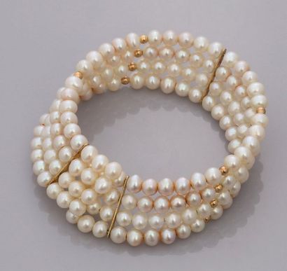 null Bracelet rigide formé de quatre rangs de petites perles de culture diamètre...