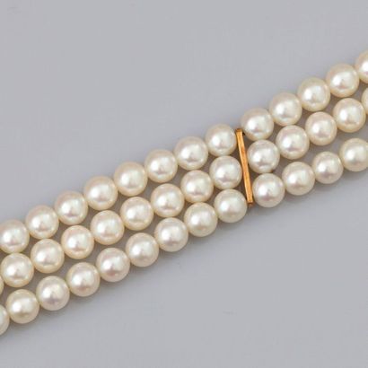 null Bracelet formé de trois rangs de perles de culture Akoya diamètre 4.5/5 mm;...