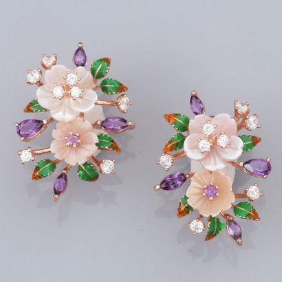 null Pair of 925 gilt silver earrings, decorated with flowers, set with mother-of-pearl,...