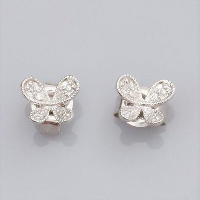 null Pair of butterfly earrings in 585°/00 white gold, set with small diamonds. 0.6...
