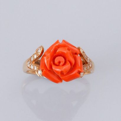 null Ring in 750°/00 (18K) pink gold, set with an engraved coral flower shouldered...