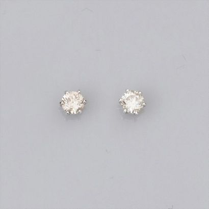 null Paire de clous en or gris 750°/00 (18K) , sertis chacun d'un diamant taille...