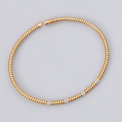 null Semi-rigid open bracelet in two-tone 750°/00 (18K) gold, set with four brilliant-cut...
