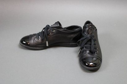 null CHANEL

Pair of sneakers in leather and black patent leather, T37 ½