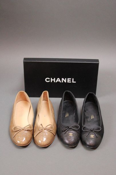 null CHANEL

Two pairs of ballerinas:

One pair in black fabric and leather, T.37...