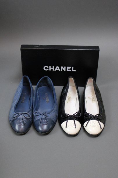 null CHANEL

Two pairs of ballerinas:

One pair in black and white patent with box...