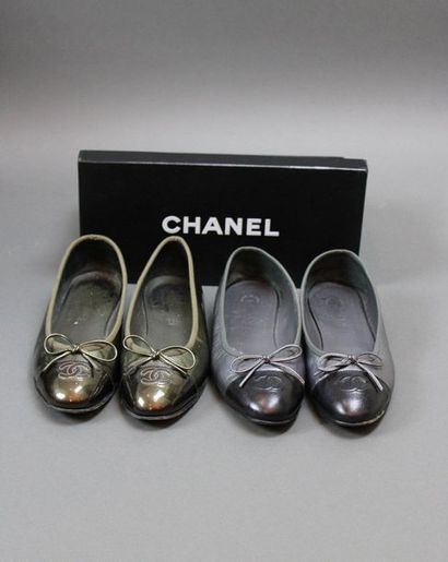 null CHANEL

Two pairs of ballerinas:

One pair in grey and black leather with box...