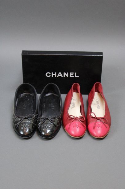 null CHANEL

Deux paires de ballerines :

Une paire en cuir rouge et rose avec boîte...