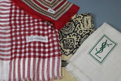 null Yves SAINT LAURENT

 3 pièces : 2 châles, 1 foulard et étoile en laine et soie...