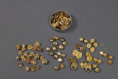 null CHANEL and miscellaneous

Lot of golden buttons including clover and sigils,...