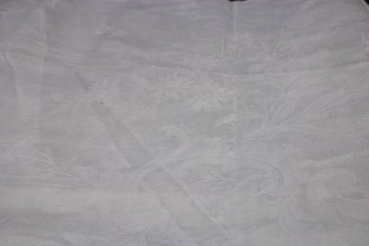 null A large damask tablecloth decorated with flowers, embroidered figure: 5m X 2m...