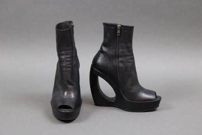 null Ann DEMEULEMEESTER

1 pair of black leather open-toed boots, heels and platforms,...