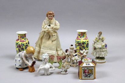 null Lot of porcelain dinners parts including a pair of Chinese vases, 7 Saxony porcelain...