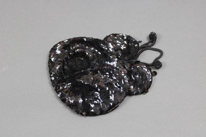 null HENRY A LA PENSEE

Small black sequined evening bag, 30's