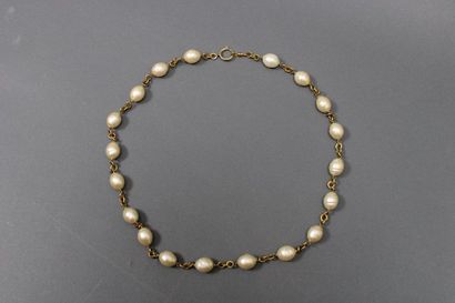 null Gold metal necklace with big fancy pearls (splinters with pearls)