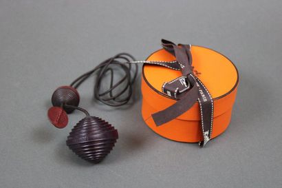 null HERMES

Leather necklace with 2 spherical patterns in its box
