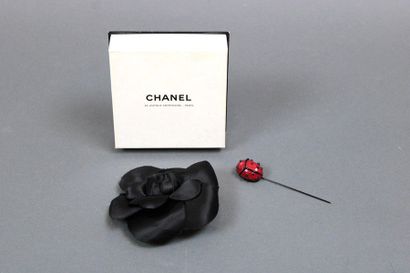 null CHANEL

Camellia brooch in black satin, a pin with a glass paste ladybird is...