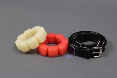 null Sonia RYKIEL

Lot : 2 bracelets perles cubes blanc et saumon, 4 paires de clips...