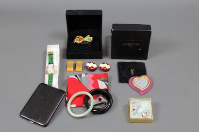 null Batch : Watch in its box, 3 pairs of ear clips including 2 Jean PATOU, 1 silk...