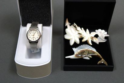 null Set of 4 pieces

LORUS

Metal bracelet watch with quartz (woman) and 3 mother-of-pearl...
