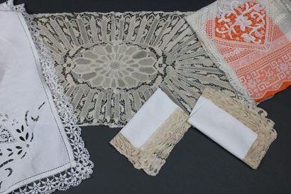 null Set of 4 tablecloths: 

Linen tablecloth, embroidery, Venice inlays and net,...