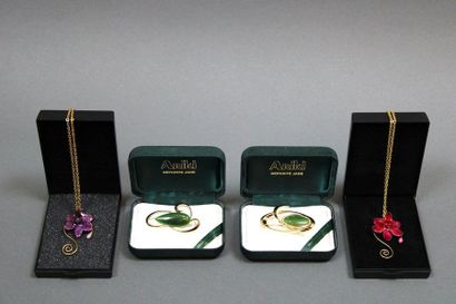 null Set of 4 pieces 

ARIKI

Two brooches, jadeite and gold plated metal

Orchid...