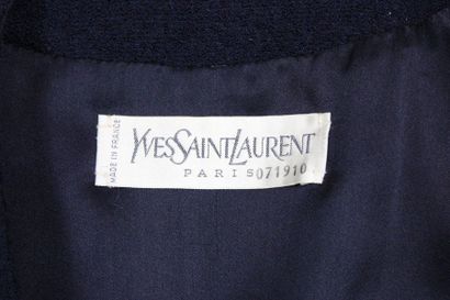 null Yves SAINT LAURENT HC N° 071910

Navy blue woollen jacket, T.38 approx.
