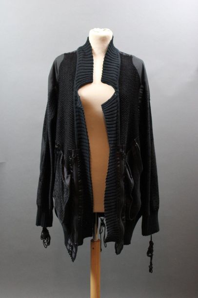 null Set of 2 pieces

DSQUARED 2

Black woolcape jacket, leather collar and belt,...