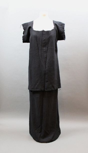 null Comme des Garçons 

3 pièces : jupe longue et haut en lainage noir, circa 1994,...