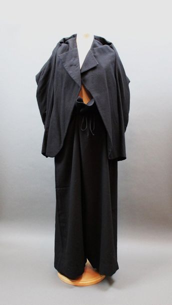 null Comme des Garçons 

Une veste et une jupe –culotte en lainage noir, circa 1996,...
