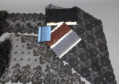 null Batch of various footage, blonde and black Chantilly shawls, a shawl in black...