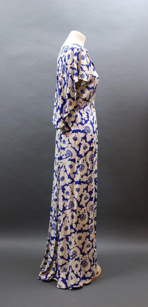 null Robe longue à effet cape, en soie bleue à fleurs blanches, vers 1935 (petit...