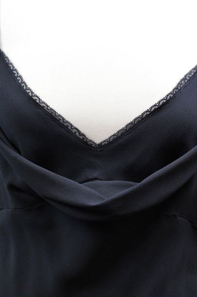 null Christian DIOR Boutique

Robe en crêpe noir (petit passant de bouton à recoudre),...