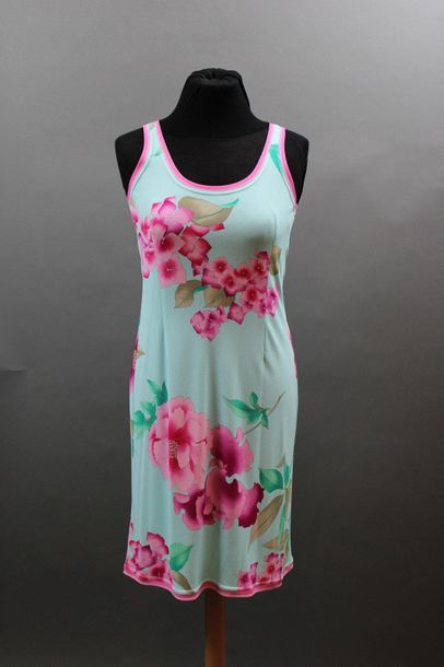 null LEONARD Paris

Robe d’été en jersey fond vert d’eau à fleurs fuchsia, T.38 ...