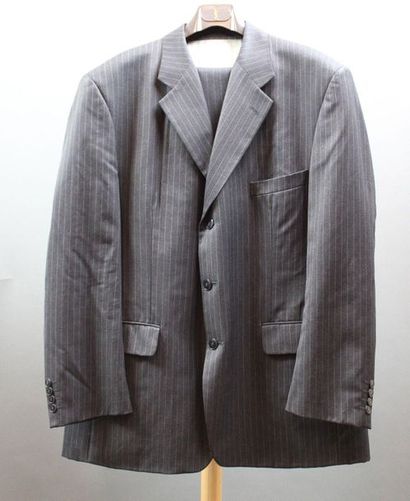 null Yves Saint LAURENT pour homme

Costume, veste et pantalon en lainage gris à...