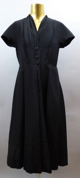 null Deux pièces :

Madeleine de RAUCH Frivolités N°5013

Robe en gros grain noir...