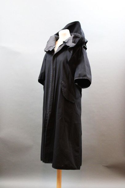 null Y’s Yohji YAMAMOTO

Manteau à capuche et manches courtes en coton noir, T.2,...