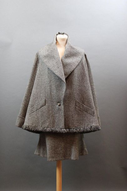 null Christian Dior Boutique 

Ensemble veste et jupe en tweed gris (petit trou à...
