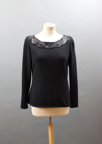 null VALENTINO Boutique

Black wool sweater, collar embroidered with tube beads,...