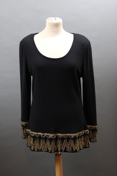 null VALENTINO Boutique

Black sweater embroidered with gold and black pearls, T.L...