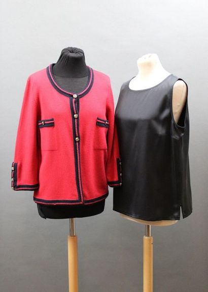 null CHANEL

Two pieces: 1 red cardigan, navy blue border, 2 cashmere breast pockets,...