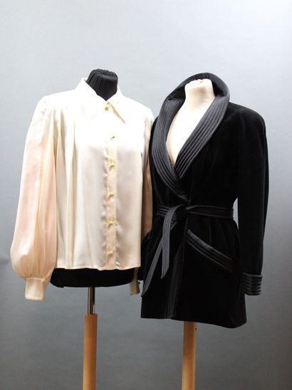 null VALENTINO Boutique 

2 pièces :

1 veste en velours noir, col, manches et ceinture...
