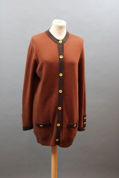 null CHANEL

Long brown cashmere waistcoat, 2 tones, buttoned, T.42