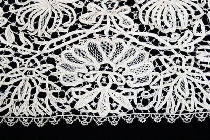 null Italian lace document with serrated edges, 17th century (1m85 +1m70 X 0m15)...