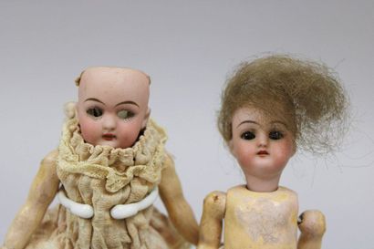 null Set of 4 dolls :

Two mignonettes, porcelain heads, one (missing eyes), open...