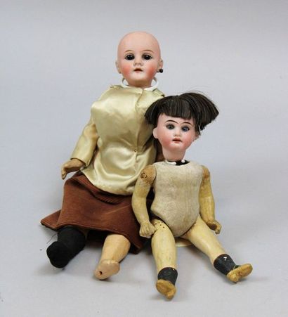 null Set of 4 dolls :

Two mignonettes, porcelain heads, one (missing eyes), open...