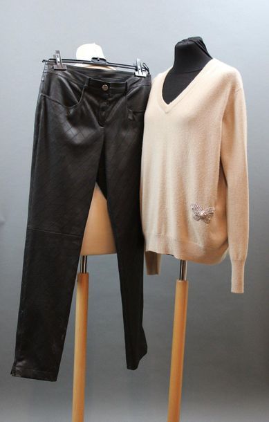 null CHANEL

2 rooms

1 black quilted leather trousers, T.42 and 1 beige cashmere...