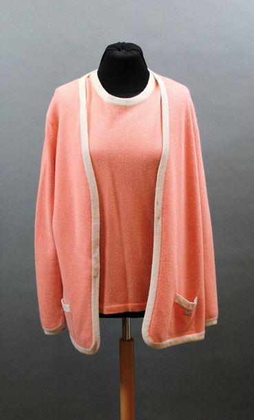 null CHANEL

Ensemble 2 pièces pull sans manches et gilet en cachemire rose et blanc,...